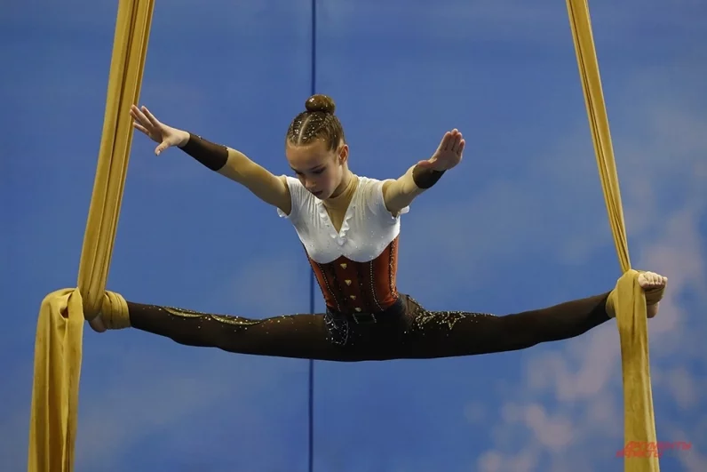 Участницы признаются – сидя на шпагате на полотнах, они на самом деле отдыхают.