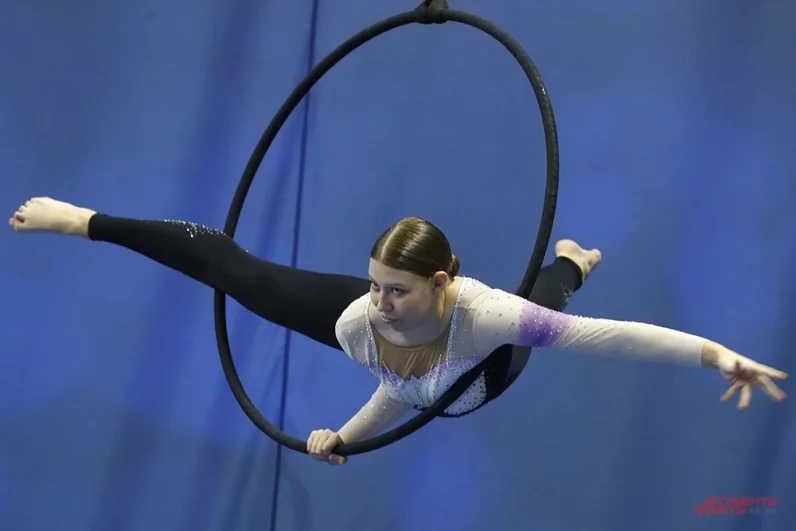 В первую очередь, из-за своей жесткости. Баланс зачастую девушки держат всего лишь на одной руке.