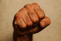 В Бузулуке пьяный иностранец избил и ограбил школьницу