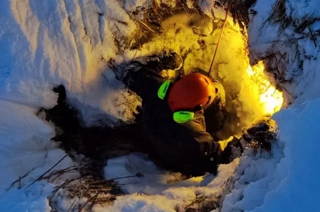 Спасатели в поисках Усольцевых обследуют пещеры и гроты