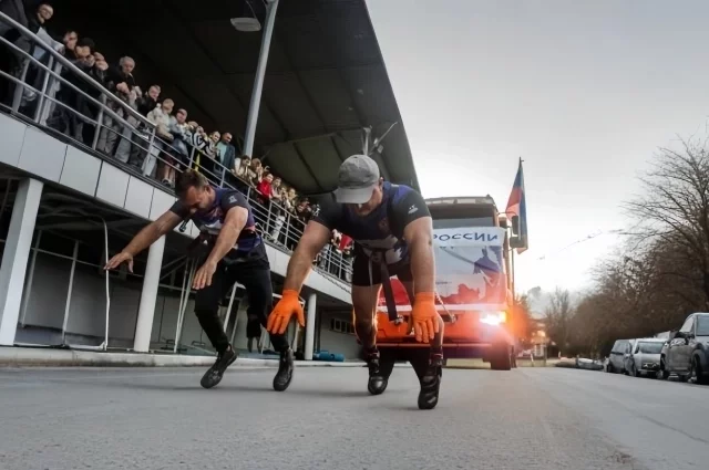 Дмитрий Лиханов и Александр Чевокин протащили 20-тонный КамАЗ