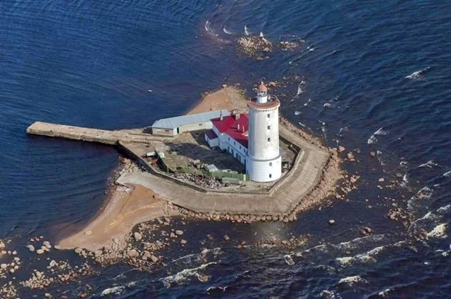 Смотрители Толбухина маяка жаловались на странные звуки ночью – стук, шорох. 