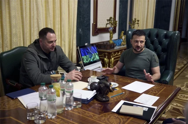 На фоне огромного коррупционного скандала противники Зеленского требуют от него уволить его правую руку Андрея Ермака.