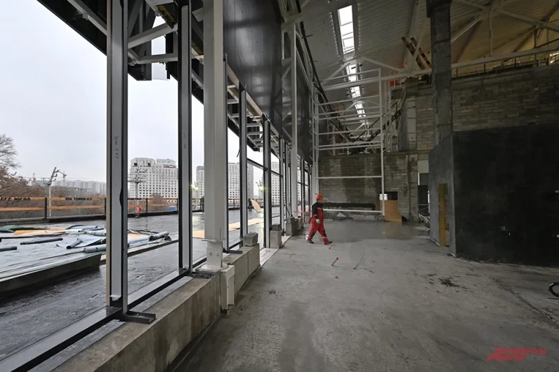 На стадионе продолжается отделка фасада, готовность которого оценивается в 95%.