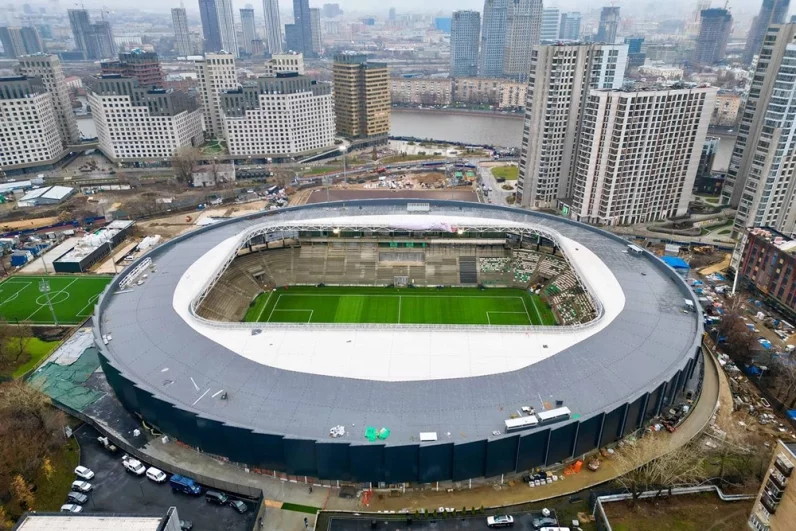 Помимо стадиона, на территории идет строительство жилых кварталов, школ, детских садов и другой инфраструктуры.