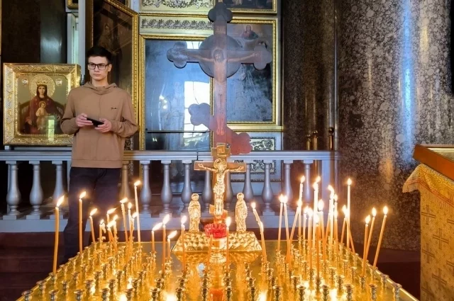 Если есть приговор суда, доказывающий, что человека довели до самоубийства, церковь может пойти навстречу родственникам. К примеру, они смогут ставить в церкви свечу за упокой.