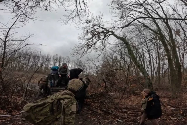Прячущиеся в подвалах мирные жители могут быть уверены, что беды позади, лишь тогда, когда видят — их улица перешла под контроль наших бойцов. 