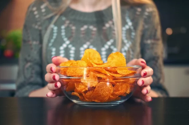 Ультрапереработанные продукты сильно повышают риск раннего развития колоректального рака у молодых женщин. 