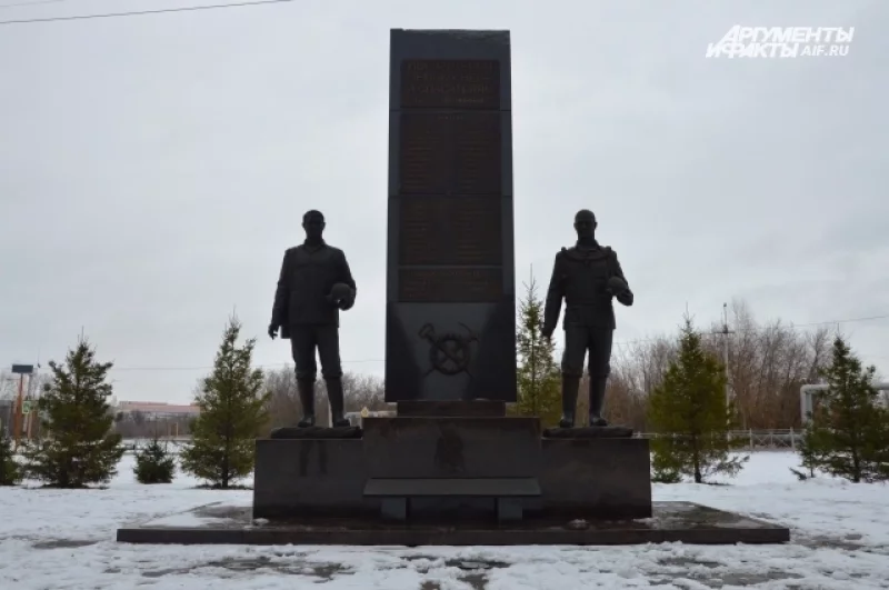 Теперь о взрыве метана, унёсшим 51 жизнь, в посёлке напоминает лишь памятник. Его установили шахтёрам и горноспасателям. 