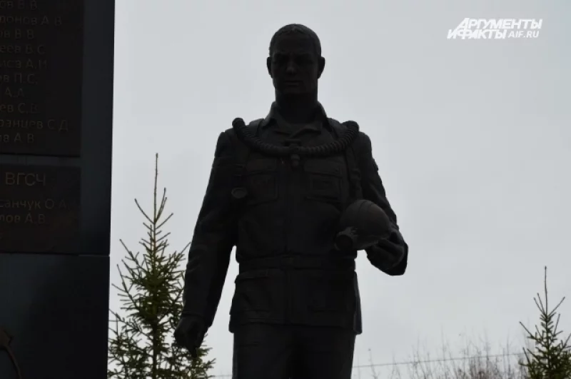 Одного из спасателей считали погибшим, однако на следующий день после взрыва живым нашли 51-летнего Александра Заковряшина, помощника командира взвода.