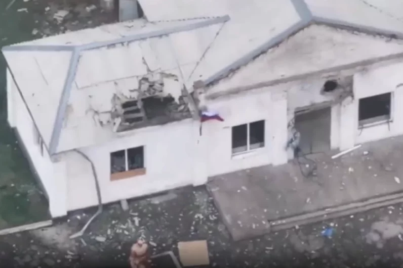 Несмотря на плотный огонь и заранее подготовленные позиции противника, штурмовые группы выбили его из опорных пунктов и водрузили флаг Российской Федерации над населенным пунктом.