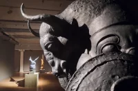 Образы животных-покровителей вдохновляют художников и скульпторов.