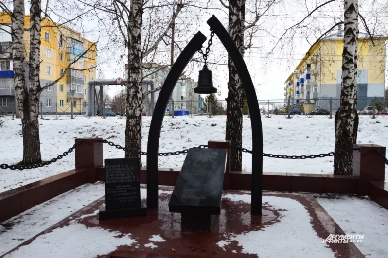 Недалеко от монумента стоит ещё одно напоминание опасной шахтёрской профессии — памятник погибшим 12 спасателям на шахте «Комсомолец» в 2000 году после взрыва метана.