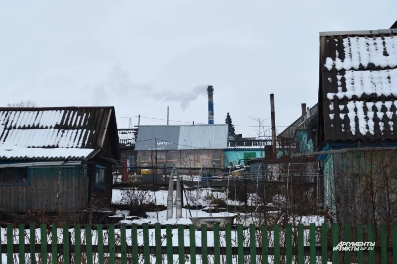 Трубы шахты видно практически отовсюду в Грамотеино, но особенно страдает от чёрной пыли большой частный сектор, находящийся почти под боком у предприятия-гиганта. 