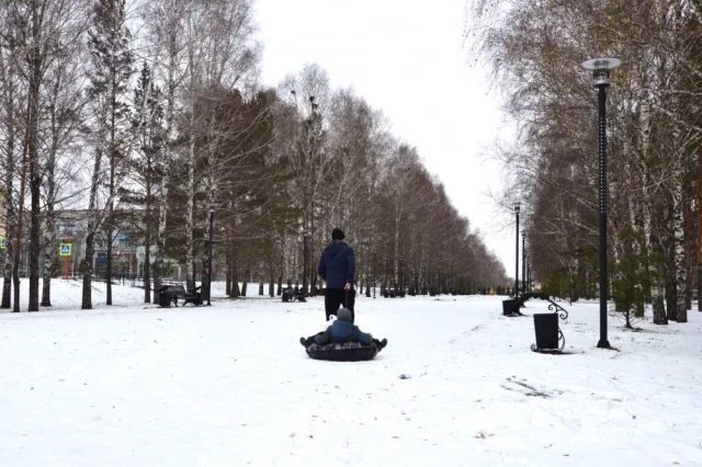 Рядом с памятником погибшим кипит жизнь