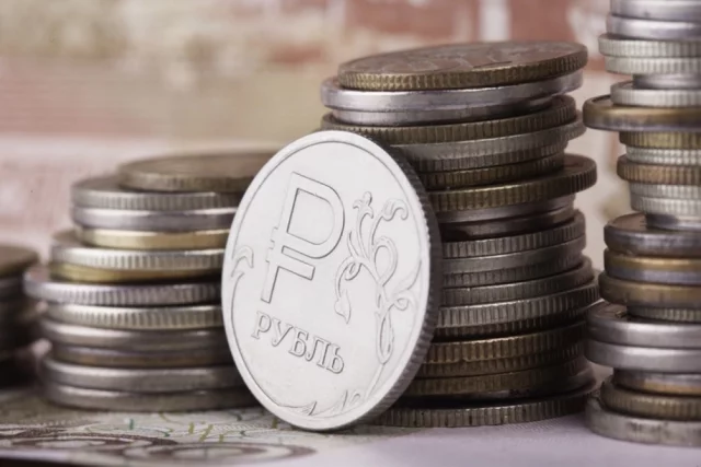 Российская валюта относительно стабильна на фоне сохранения жесткой денежно-кредитной политики и умеренного спроса со стороны импортеров.