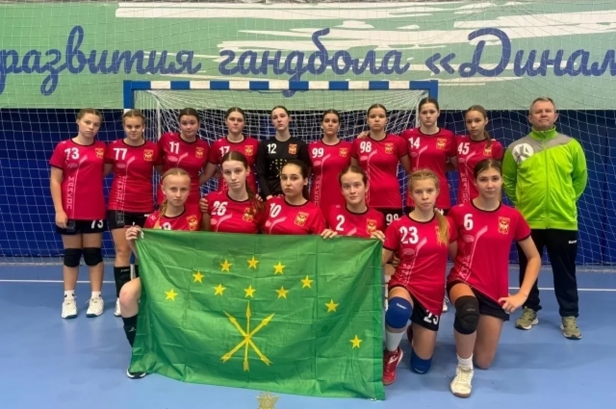 Гандболистки из Майкопа успешно выступили на межрегиональных соревнованиях