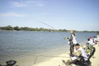  Рыбалка остаётся из­люб­лен­ны­м увлечением многих жителей Дона.