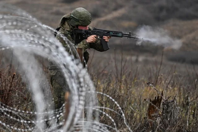 Российская армия растаскивает оборону ВСУ, постоянно атакуя с нескольких направлений