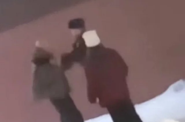 Кадр видео, на котором запечатлено избиение полицейского подростками