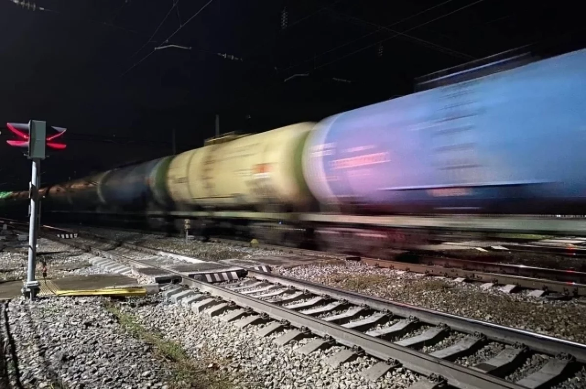 На границе Свердловской области и Прикамья загорелись цистерны поезда