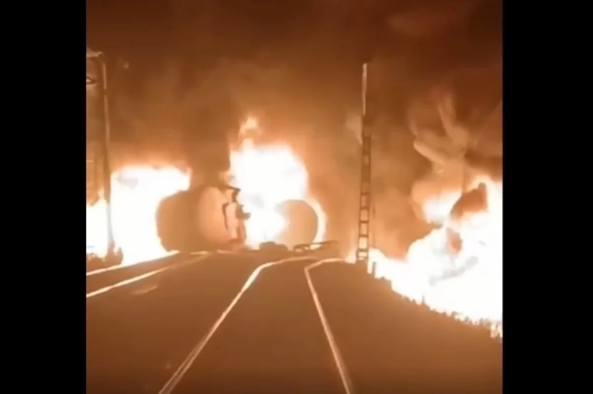 Санврачи изучают состояние воздуха в районе возгорания вагонов на Урале 