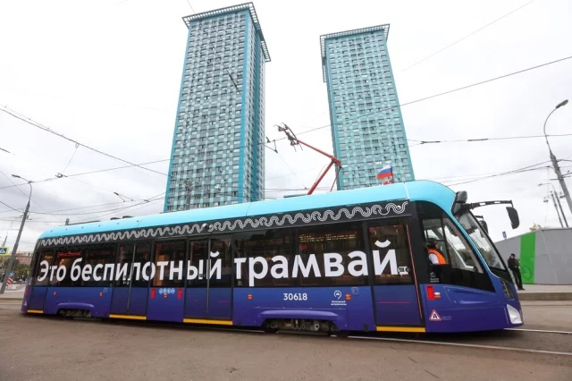 Внешне состав отличается от обычных трамваев, которые ходят по этому маршруту. Он тёмно-синий, надписи на дверях указывают на то, что «за штурвалом» искусственный интеллект.