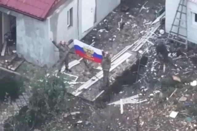 Бойцы группировки войск «Восток» подняли триколор над Ровнопольем.