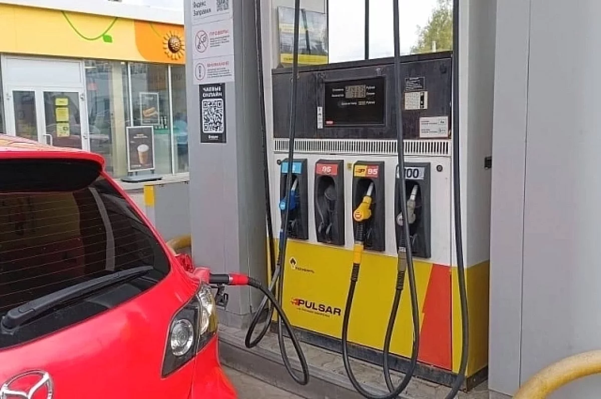 Цены на бензин на российских АЗС снижаются вторую неделю подряд