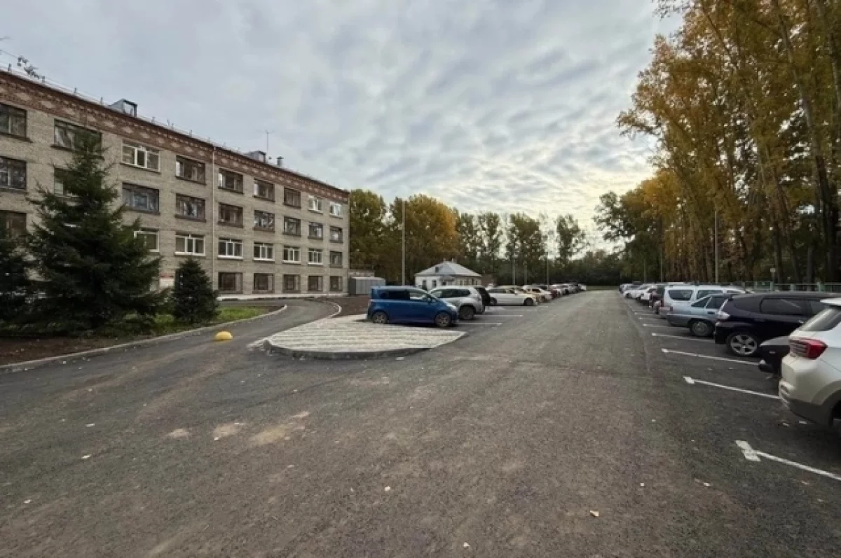 У томской горбольницы №1 появилась новая парковка