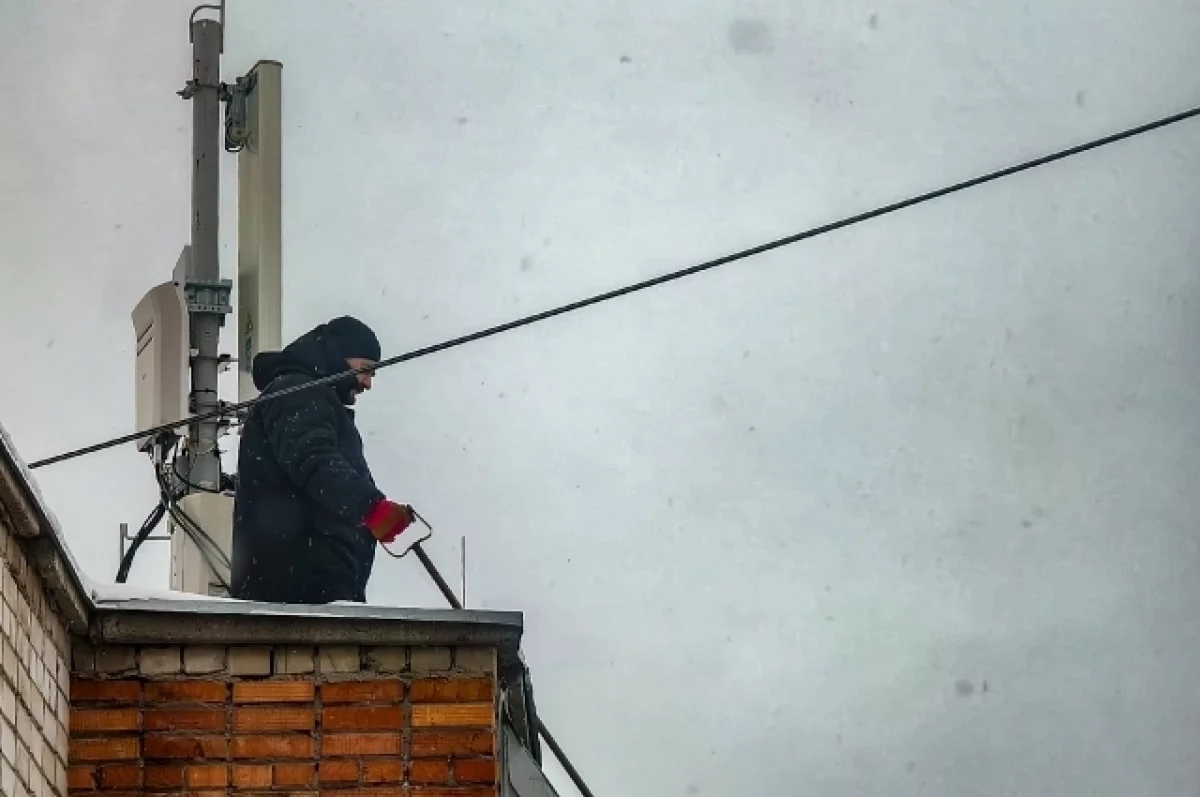 В Томске усилили контроль за очисткой крыш от снега