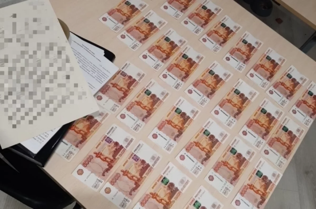 На Алтае адвокат взял у жены клиента 500 тысяч рублей, обещая дать взятку