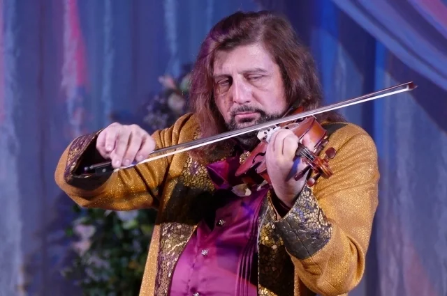 Как только Вардан Маркос выходит на сцену и касается струн скрипки, он завораживает зрителя своим исполнением.