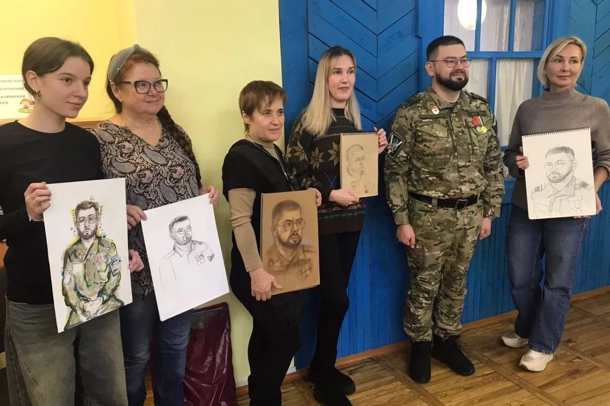 История хабаровского ITшника — ветерана СВО вдохновила молодёжь на живопись