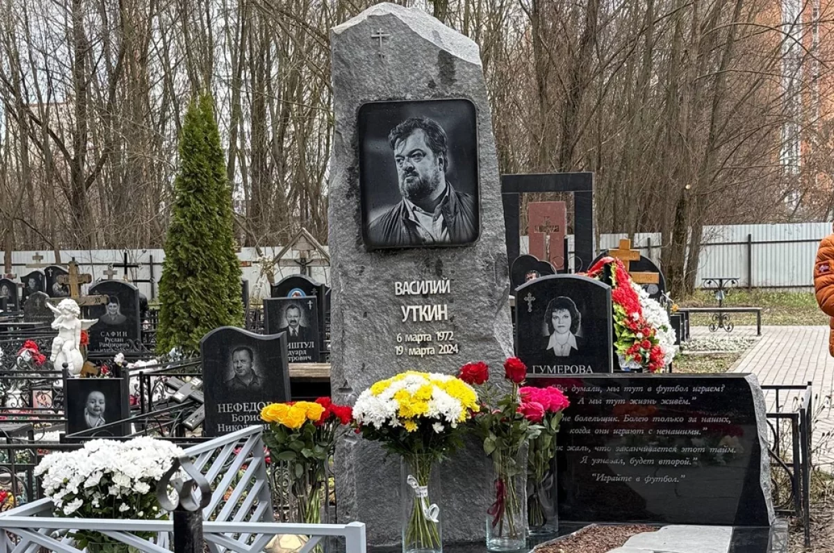 Конец матча. Как выглядит памятник на могиле комментатора Василия Уткина