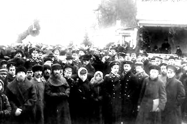 Открытка «Похороны Толстого». В ожидании выноса тела из дома.