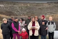 Жители хутора очень просят помочь им решить вопрос со свалкой рядом с их домами.