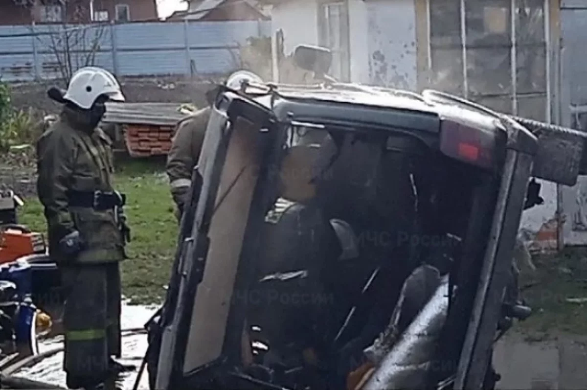 Пожарные потушили легковой автомобиль в брянском Мглине