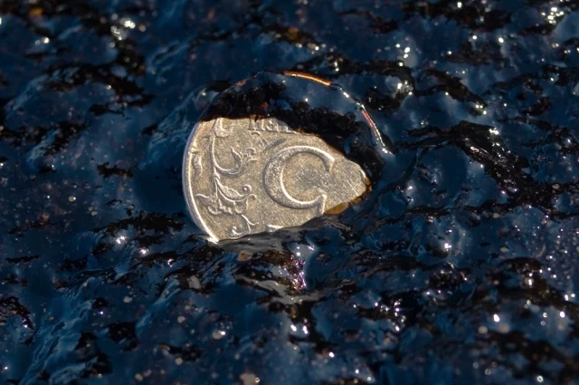 Более трети российского нефтяного экспорта застопорилось, подобная динамика потенциально может оказать давление на рубль.