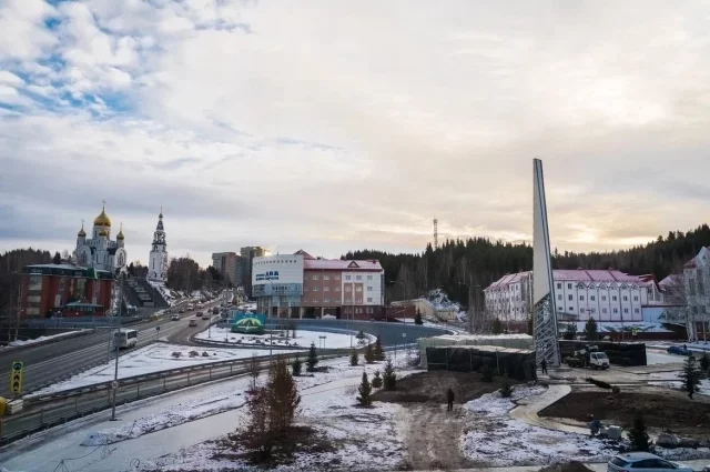 Отдельное внимание уделили строительству стелы «Город трудовой доблести» в Ханты-Мансийске.