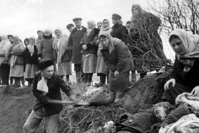 Жители Георгиевска опознают тела своих родственников, расстрелянных гитлеровцами, январь 1943 года.