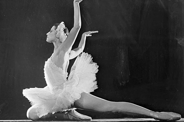 Народная артистка СССР, прима-балерина Государственного академического Большого театра Майя Плисецкая исполняет партию Одетты в балете Петра Чайковского «Лебединое озеро».