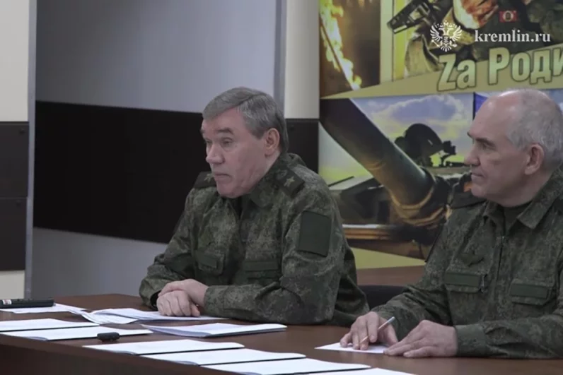 Начальник Генерального штаба Вооруженных Сил РФ Валерий Герасимов выступает с докладом перед президентом РФ Владимиром Путиным.