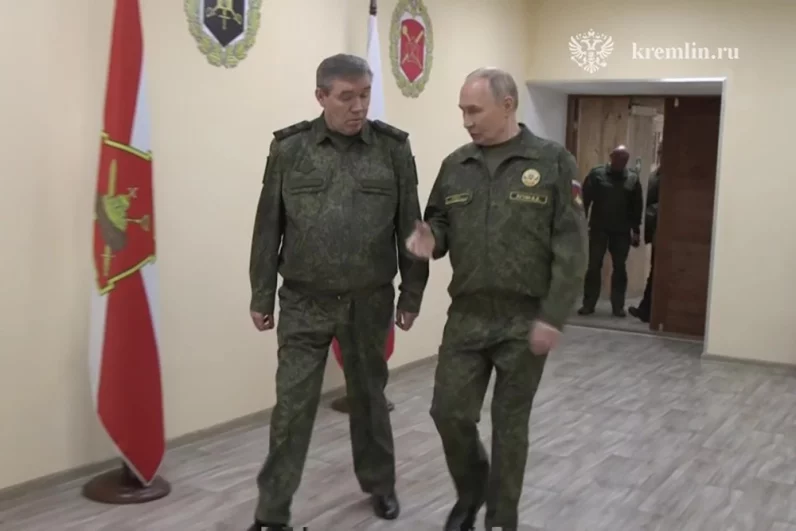 Президент РФ Владимир Путин посещает командный пункт группировки «Запад». Слева: начальник Генерального штаба Вооруженных Сил РФ Валерий Герасимов.
