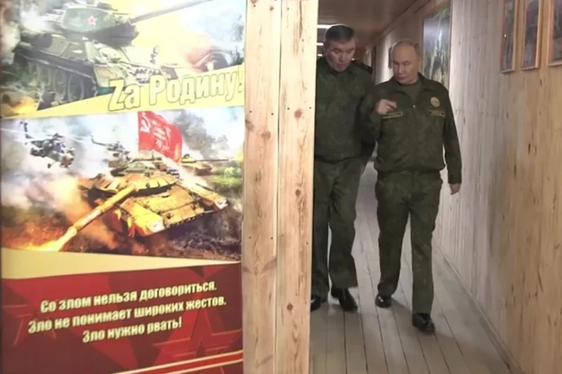 Президент РФ Владимир Путин посещает командный пункт группировки «Запад». Слева: начальник Генерального штаба Вооруженных Сил РФ Валерий Герасимов.