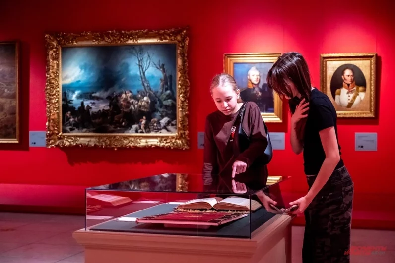 Среди посетителей и совсем молодые люди.