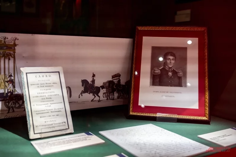 Полюбоваться здесь можно и на страницы книжных изданий ушедшей эпохи.