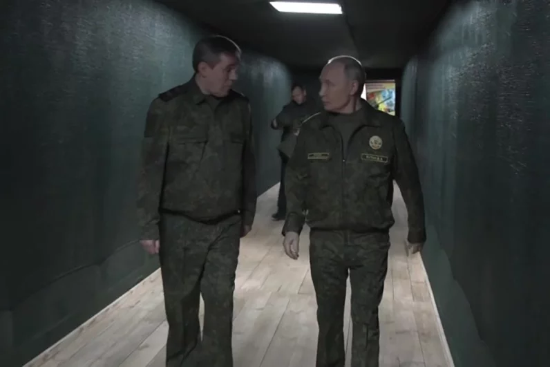 Президент РФ Владимир Путин посещает командный пункт группировки «Запад». Слева: начальник Генерального штаба Вооруженных Сил РФ Валерий Герасимов.