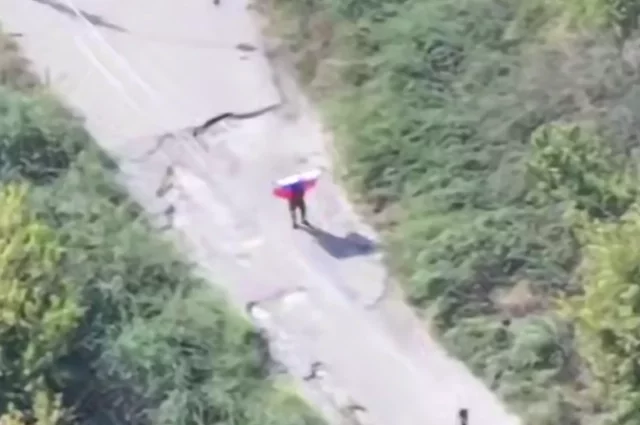 Российский военный с флагом в Купянске.