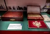 Необычный экспонат – коробка, в которой хранилась рубашка императора.